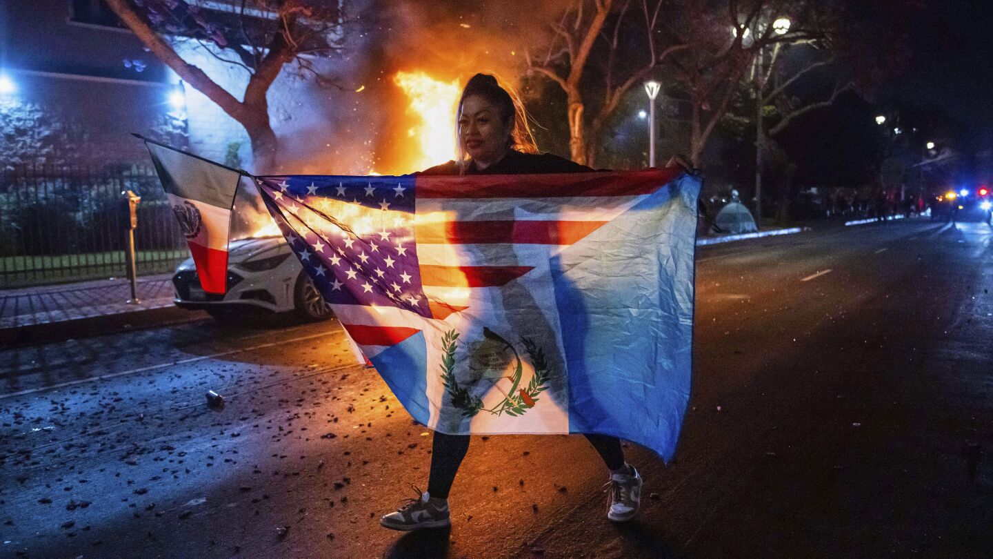 Corresponsal de CNN y equipo detenidos y escoltados de zona de protesta en Los Ángeles