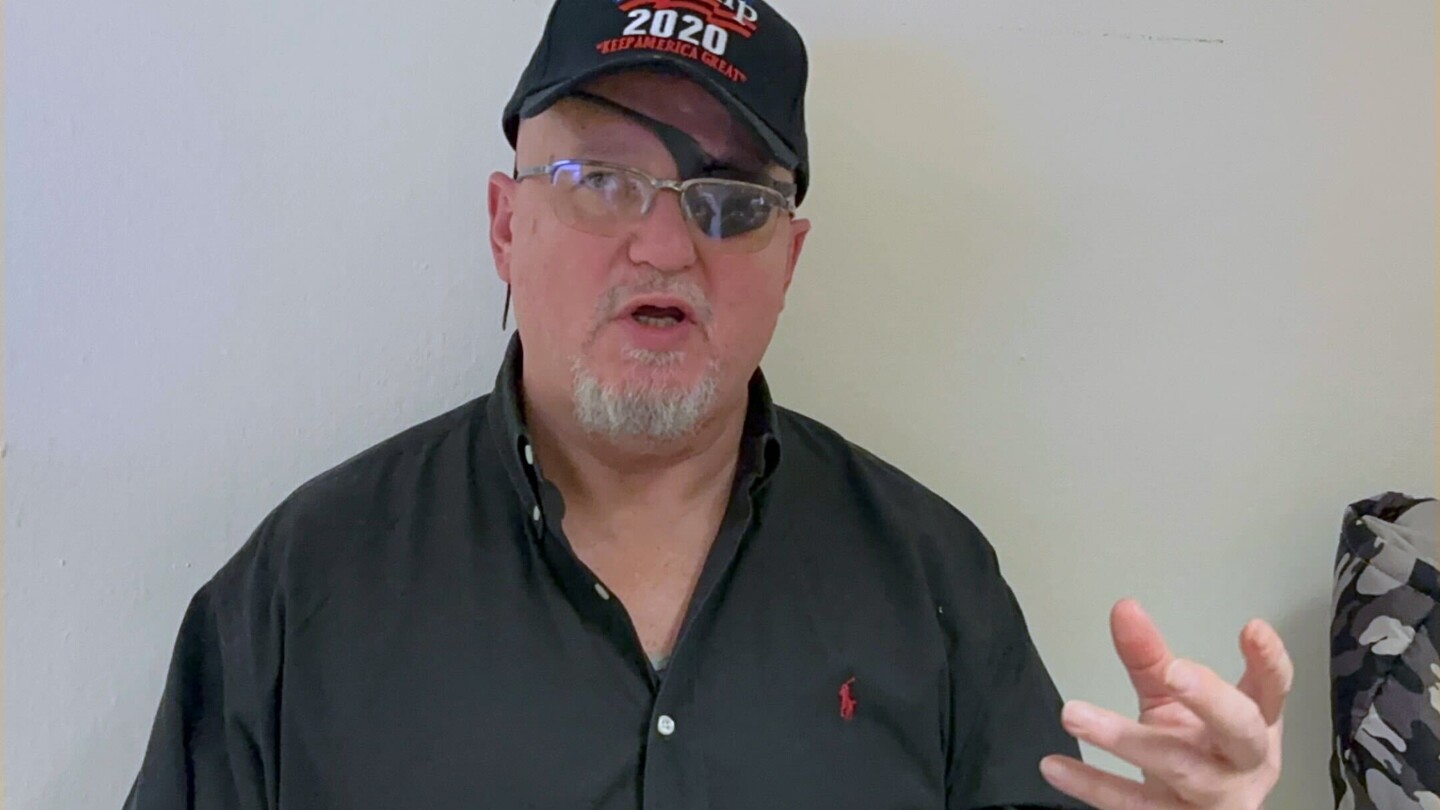 O fundador do Oath Keepers, Stewart Rhodes, visita o Capitólio
 #ÚltimasNotícias