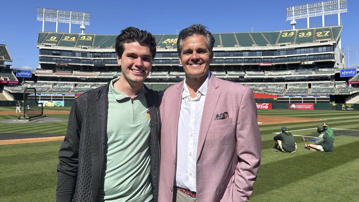 Излъчвателите на бейзболна игра между баща и син Чип и Крис Кери се радват на събирането си в Оукланд