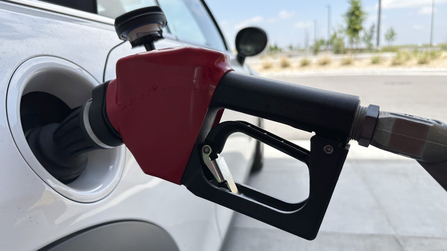 Цените на газа в САЩ падат. Експертите посочват слабо търсене на бензиностанциите преди летните пътувания