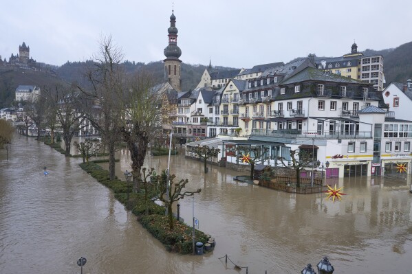 Οι δρόμοι πλημμύρισαν στο Cochem της Γερμανίας, την Πέμπτη 4 Ιανουαρίου 2024, μετά από έντονες βροχοπτώσεις που προκάλεσαν την περαιτέρω άνοδο της στάθμης του ποταμού Moselle.  (Thomas Frey/DPA μέσω AP)