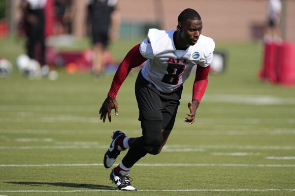 Atlanta Falcons tight end Kyle Pitts (8) runs a route during the first day of team's NFL football training camp pratice Wednesday, July 26, 2023, in Flowery Branch, Ga. (AP Photo/John Bazemore)