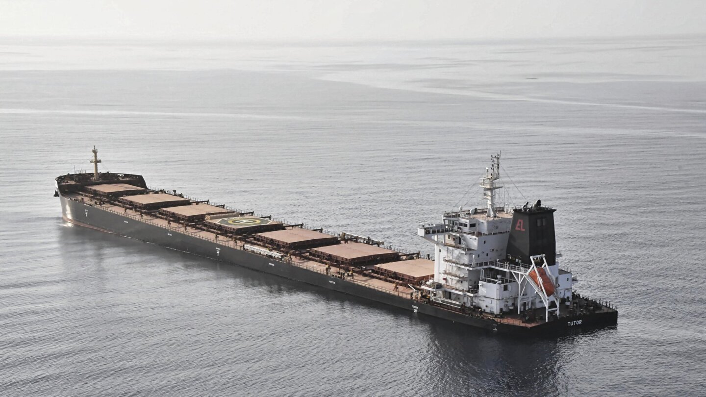 ДУБАЙ Обединени арабски емирства AP — кораб за насипни товари