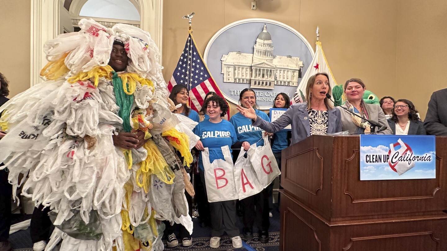 САКРАМЕНТО Калифорния AP — Калифорния ще забрани всички пластмасови торбички