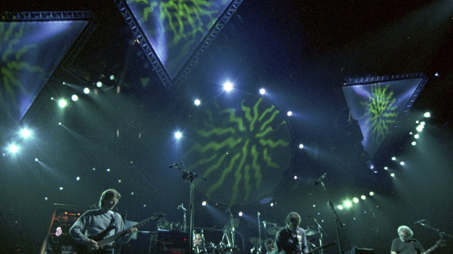 The Grateful Dead влизат в историята на класациите на Billboard, въпреки че се разпаднаха през 1995 г.