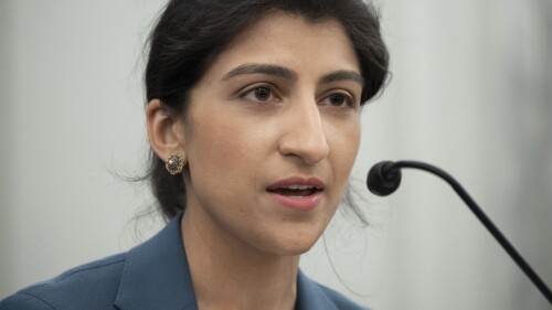 ARCHIVO - Lina Khan, nominada a presidenta de la Comisión Federal de Comercio de Estados Unidos habla en una audiencia ante el Senado, el 21 de abril de 2021 en el Capitolio, en Washington. (Saul Loeb/Pool vía AP, archivo)