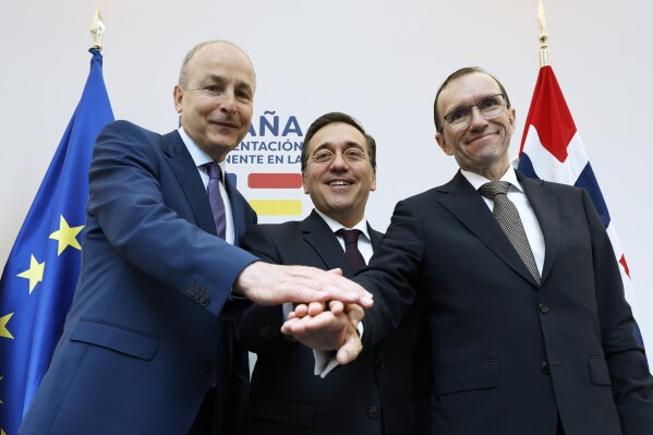 From right, Norway's Foreign Minister Espen Barth Eide, Spain's Foreign Minister Jose Manuel Albares Bueno and Ireland's Foreign Minister Micheal Martin pose for a photo, at the end of a media conference, during talks on the Middle East, in Brussels, Monday, May 27, 2024. (AP Photo/Geert Vanden Wijngaert)