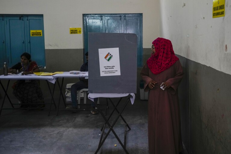 Μια γυναίκα κοιτάζει πίσω αφού ψήφισε σε ένα εκλογικό τμήμα κατά τη διάρκεια της τέταρτης φάσης των γενικών εκλογών στο Χαϊντεραμπάντ της Ινδίας, Δευτέρα, 13 Μαΐου 2024. (AP Photo/Mahesh Kumar A.)