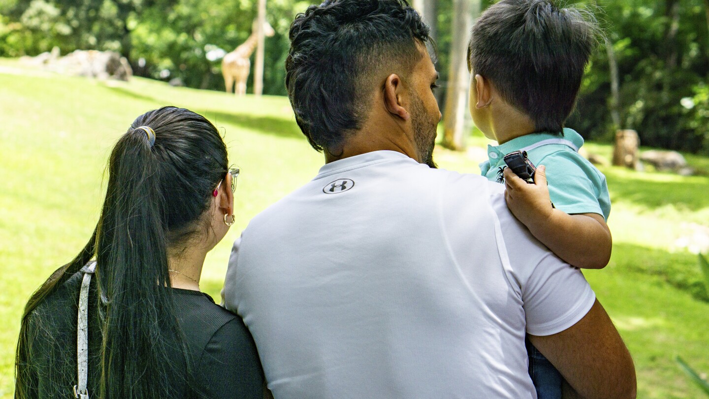 Impugnan suspensión de Trump a programa de permisos de permanencia temporal humanitaria