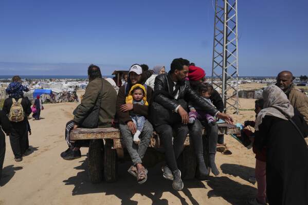 Những người Palestine phải di dời, chạy trốn khỏi Rafah trong bối cảnh các hoạt động quân sự đang diễn ra của Israel sau cuộc tấn công mới của Israel vào Dải Gaza, đến Khan Younis, Gaza, vào Chủ Nhật, ngày 23 tháng 3 năm 2025. (Ảnh AP/Abdel Kareem Hana)