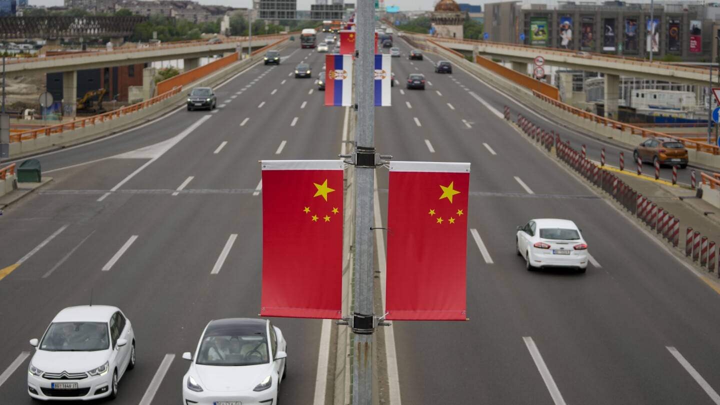 Os líderes autocráticos da Hungria e da Sérvia estão prontos para estender o tapete vermelho para Xi da China durante a sua viagem europeia