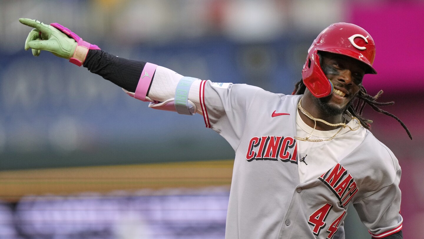 De la Cruz dispara 2 largos jonrones, Singer brilla ante su equipo anterior y Rojos vencen a Reales