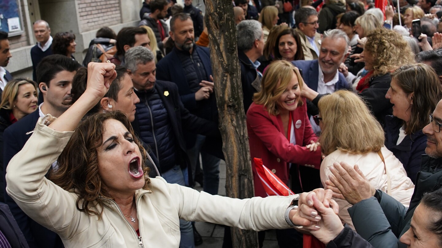 Miles de personas se manifestaron en Madrid para exigir que el presidente español, Pedro Sánchez, no dimita