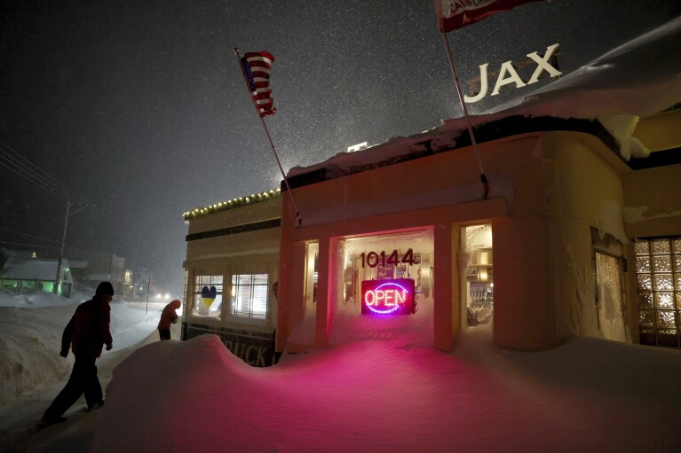 Los clientes ingresan al restaurante Jax At The Tracks frente a ventisqueros en el centro de Truckee, California, el domingo 3 de marzo de 2024. (Jane Tyska/Bay Area News Group vía AP)