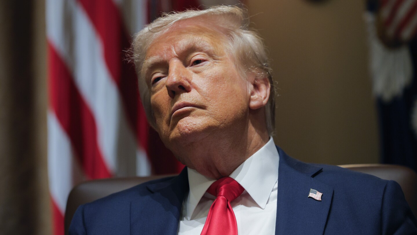 Trump ve "sed" por su idea de visa de "tarjeta dorada" que ofrecería una vía hacia la nacionalidad