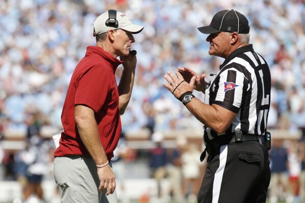 Oklahoma's president, AD back coach Brent Venables amid rough season | AP  News