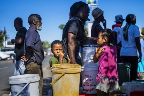 Inwoners van de stad Soweto, Zuid-Afrika, staan ​​in de rij voor water op zaterdag 16 maart 2024. Duizenden Zuid-Afrikanen staan ​​in de rij voor water terwijl Johannesburg, de grootste stad van het land, wordt geconfronteerd met een ongekende ineenstorting van het watersysteem dat miljoenen mensen treft. .  De bevolking, rijk en arm, heeft nog nooit zo’n ernstig tekort gezien.  (AP Foto/Jerome vertraging)