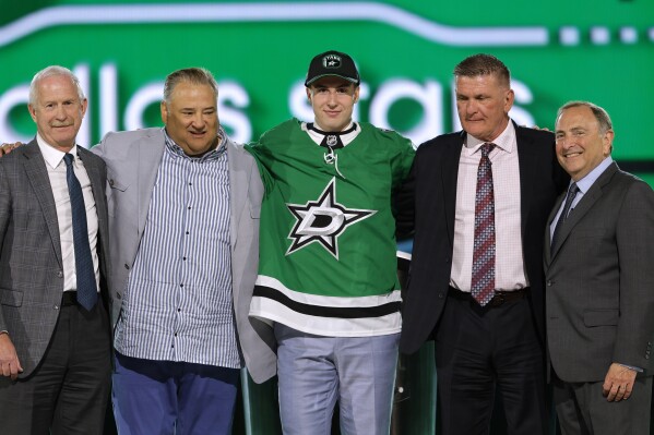 Emil Hemming, center, poses after being selected by the Dallas Stars during the first round of the NHL hockey draft Friday, June 28, 2024, in Las Vegas. (ĢӰԺ Photo/Steve Marcus)