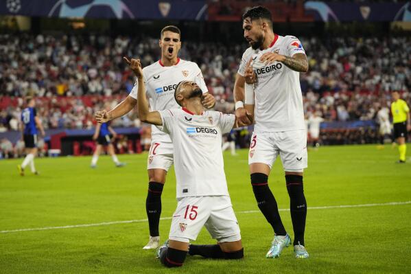 Sevilla's Youssef En-Nesyri, centre, celebrates with teammates after scoring his side's opening goal during the Champions League soccer match between Sevilla and Copenhagen at the Ramon Sanchez Pizjuan stadium in Seville, Spain, Tuesday, Oct. 25, 2022. (AP Photo/Jose Breton)
