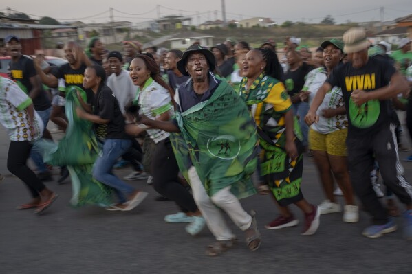 2024年5月30日，星期四，MK党支持者在南非夸祖鲁-纳塔尔乡村Mahlbnathini村的街道中央庆祝。人民大会党目前在反对非国大的省级民调中处于领先地位，非国大在过去20年里一直是该省的大本营。（美联社照片/Emilio Morenatti）