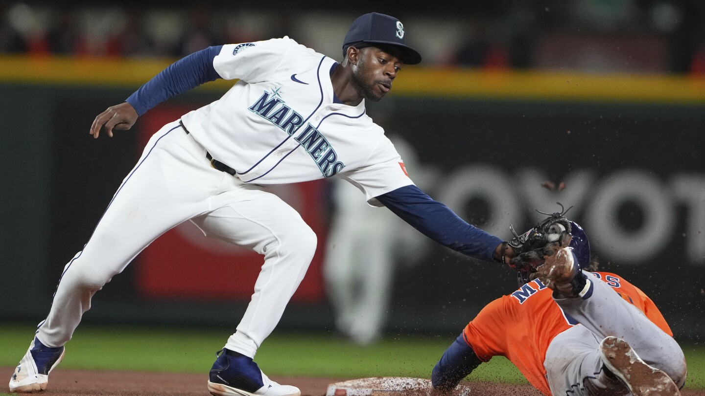 Astros defeat Mariners 2-1 in extra innings