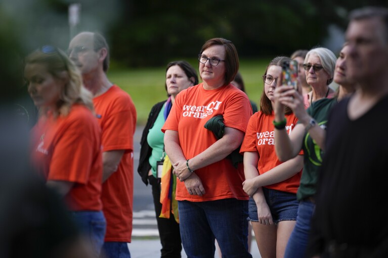 Les résidents locaux se joignent aux survivants de la fusillade de l'école primaire de Sandy Hook en 2012 pour un rassemblement contre la violence armée le vendredi 7 juin 2024 à Newtown, Connecticut.  (Photo AP/Bryan Woolston)