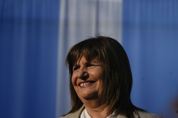 La candidata presidencial de Juntos por el Cambio, Patricia Bullrich, sonríe durante un mitin de campaña en Buenos Aires, Argentina, el 16 de octubre de 2023. (AP Foto/Natacha Pisarenko)
