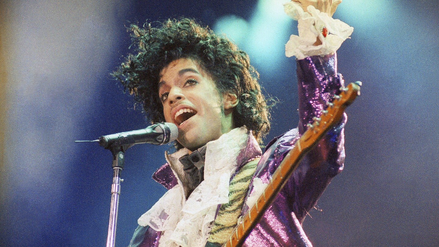 La chemise “Purple Rain” de Prince et d’autres pièces mises aux enchères