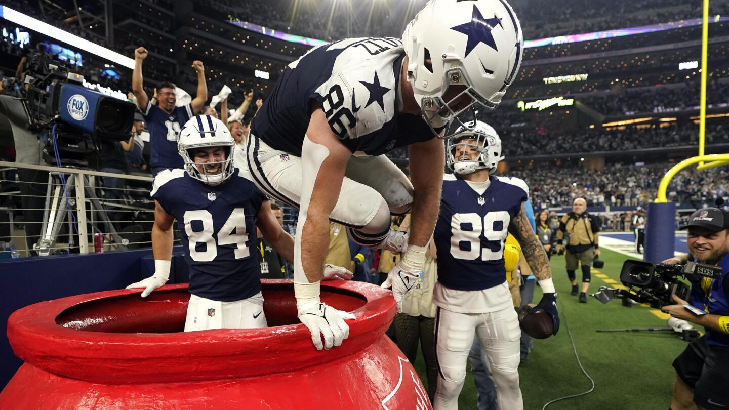 Cowboys play whack-a-mole to celebrate Peyton Hendershot TD [VIDEO] -  DraftKings Network