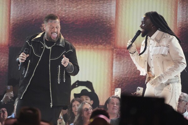 Jelly Roll, left, and Shaboozey perform "Amen" during the 60th annual Academy of Country Music Awards on Thursday, May 8, 2025, in Frisco, Texas. (AP Photo/Chris Pizzello)