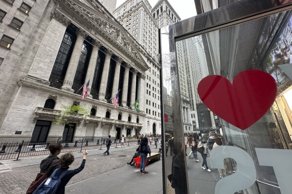 A heart is displayed on the door of a gift shop across from the New York Stock Exchange on Thursday, May 16, 2024, in New York. The Dow Jones Industrial Average briefly topped the 40,000 level on Thursday for the first time but ended 0.1% lower. (Ǻ Photo/Peter Morgan)