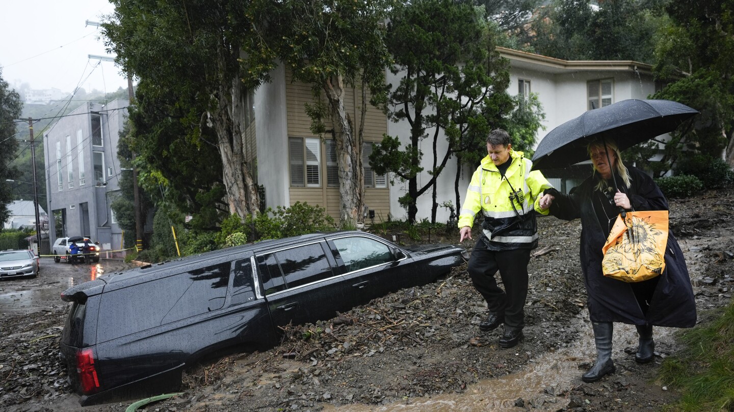 Прогнозата за по-малко дъжд, но историческата буря в Южна Калифорния все още заплашва от наводнения и свлачища