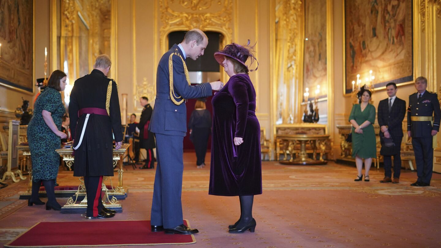 ЛОНДОН AP — Принц Уилям се върна към кралските задължения