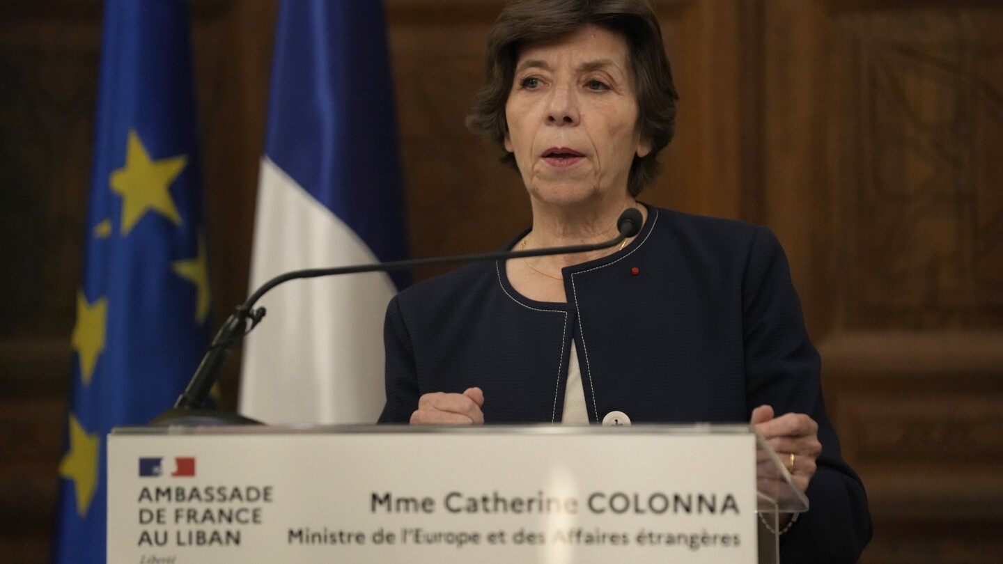 БЕЙРУТ АП — В понеделник френският външен министър призова ливанските