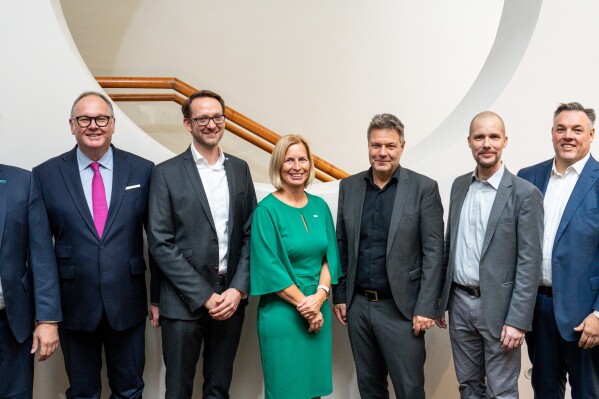 v.l.n.r.: Dr. Utz-Uwe Haus (Head of HPE HPC/AI EMEA Research Lab), Harald Christ (Chairman Christ&Company), Thomas Saueressig (Vorstandsmitglied der SAP), Dr. Tanja Rückert (Geschäftsführerin der Robert Bosch GmbH), Dr. Robert Habeck (Bundeswirtschaftsminister & Vizekanzler), Jonas Andrulis (CEO & Gründer Aleph Alpha), Rolf Schumann (CEO Schwarz Digits), Dr. Florian Stegmann (Chef der Staatskanzlei) / Bildrechte: Mark Bollhorst / More information via ots and www.presseportal.de/en/nr/172447 / The use of this image for editorial purposes is permitted and free of charge provided that all conditions of use are complied with. Publication must include image credits.