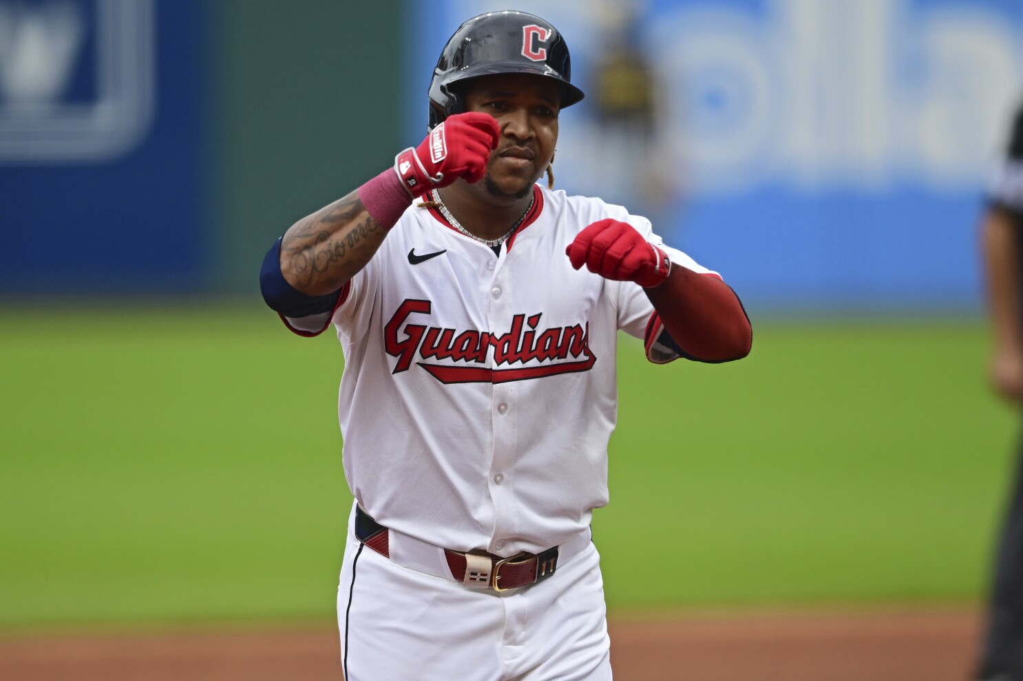 Ramírez conecta HR, Allen lanza seis y Guardianes blanquean 2-0 a Cerveceros por 2ª noche