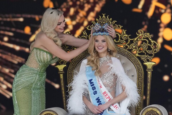 Polka Karolina Bilawska, vlevo, korunuje svou nástupkyni Krystinu Peškovou z České republiky poté, co vyhrála 71. ročník světové soutěže Miss World v indické Bombaji, v sobotu 9. března 2024. (AP Photo/Rajanesh Kakad)