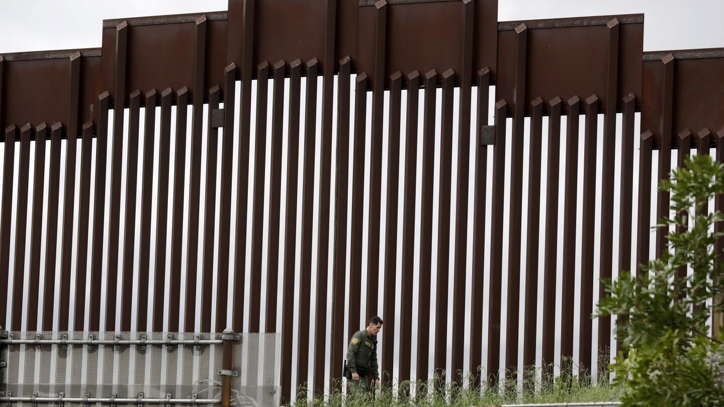 Una caída de un muro en la frontera entre Estados Unidos y México hirió a 11, incluidos 10 que fueron trasladados al hospital
