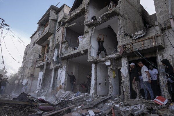 Des Palestiniens inspectent un bâtiment endommagé suite à un raid militaire israélien sur la ville de Tulkarem, en Cisjordanie, le mardi 14 novembre 2023. AP Photo/Majdi Mohammed)