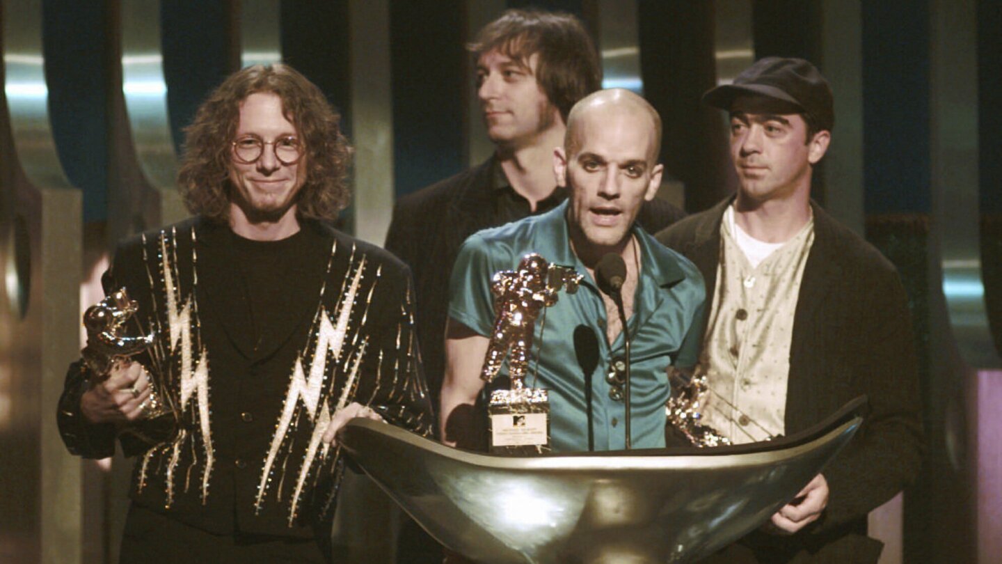 Светове се сблъскват: R.E.M. Rereleases „Radio Free Europe“ сингъл, за да се възползва от заплашената услуга за новини 