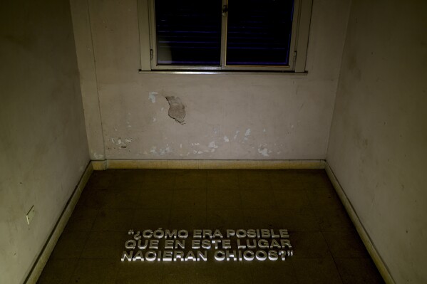 Una frase inscrita en el suelo cuestiona las condiciones de una habitación donde había nacimientos en la antigua Escuela de Mecánica de la Armada argentina, ahora un museo de Derechos Humanos, en Buenos Aires, Argentina, el jueves 17 de agosto de 2023. Muchos bebés robados a sus madres nacieron en centros de detención ilegal como ése y fueron criados por represores o por familias ideológicamente relacionadas a la dictadura como si fueran sus propios hijos. (AP Foto/Natacha Pisarenko)