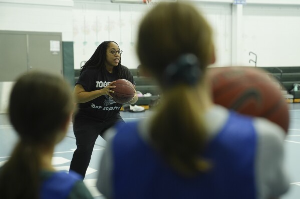 Pelatih Beulah Osueke bekerja dengan tim basket wanita kelas 6 dari Chestnut Hill Youth Club Lightning di Philadelphia, Senin, 3 Februari 2025 (AP Photo/Matt Rourke)
