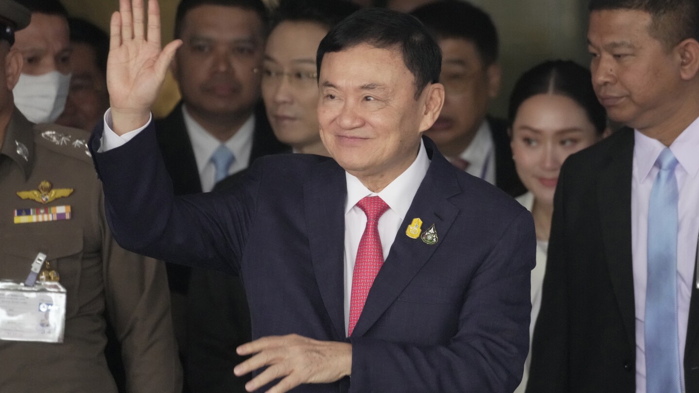 БАНКОК AP — Бившият министър председател на Тайланд Таксин Шинаватра който