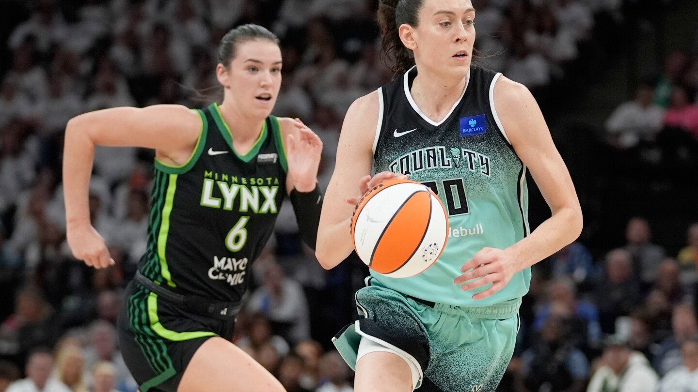 С нарастването на популярността на WNBA, заплатите на играчите остават голямо препятствие за лигата, която ще се справи с 