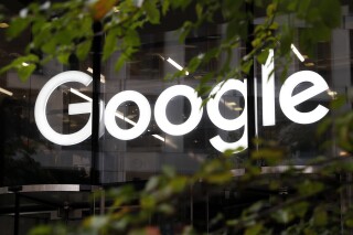 ARCHIVO - El logotipo de Google se muestra en sus oficinas, el 1 de noviembre de 2018, en Londres. El Senado de Canadá aprobó el jueves 22 de junio de 2023 un proyecto de ley que requerirá que Google y Meta paguen a los medios de comunicación por el contenido de noticias que comparten o reutilizan en sus plataformas. (Foto AP/Alastair Grant, archivo)