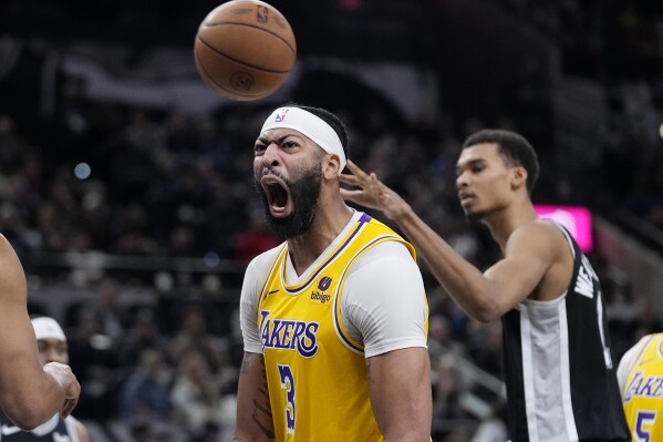 Davis helps Lakers overcome James' absence, send Spurs to 18th straight  loss