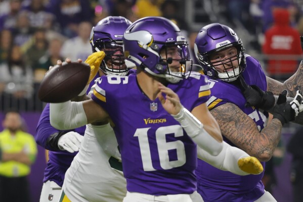 Packers take control of playoff spot as they cruise past Vikings 33-10