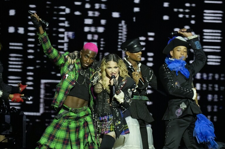 Madonna tampil pada pertunjukan terakhir Tur Perayaannya, di Pantai Copacabana di Rio de Janeiro, Brasil, Sabtu, 4 Mei 2024. (AP Photo/Silvia Izquierdo)