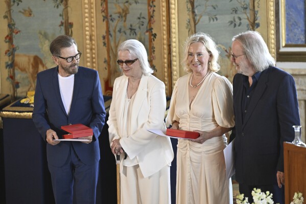 5月31日，瑞典国王卡尔·古斯塔夫（Carl Gustaf）和王后西尔维亚（Queen Silvia）将在斯德哥尔摩皇家宫殿（Stockholm Royal Palace）举行仪式，表彰其对瑞典和国际音乐生活做出的杰出贡献，ABBA乐队将与比约恩·乌尔瓦乌斯（Björn Ulvaeus）、安妮·弗里德·林斯塔德（Anni-Frid Lyngstad）、阿格妮塔·法特科格（。（亨利克·蒙哥马利/TT新闻社通过美联社）