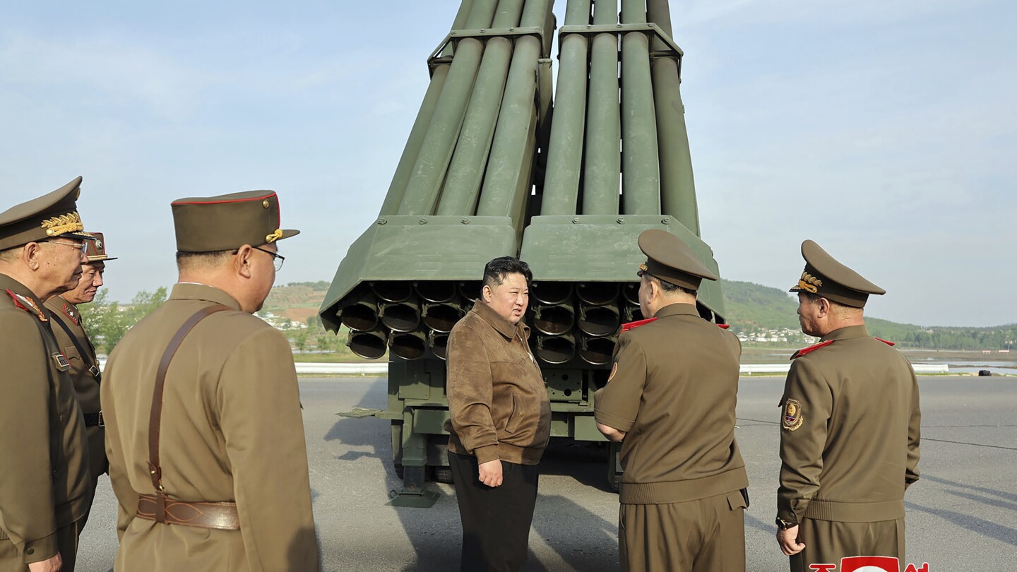 Севернокорейският лидер Ким контролира последния тест на нова система за многократно изстрелване на ракети